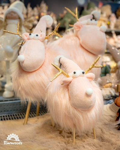 Peluches roses de rennes avec cornes dorées au Marché de Noël Jardineries Tournesols.